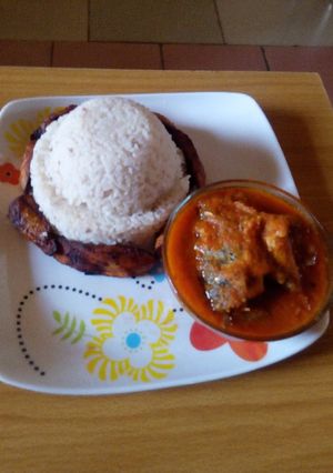 A picture of White rice,fish stew and dodo.