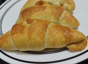 Una foto de Pancitos🥰 de queso🧀 y jalea🍑 de guayaba🥐🧇🍯😜
