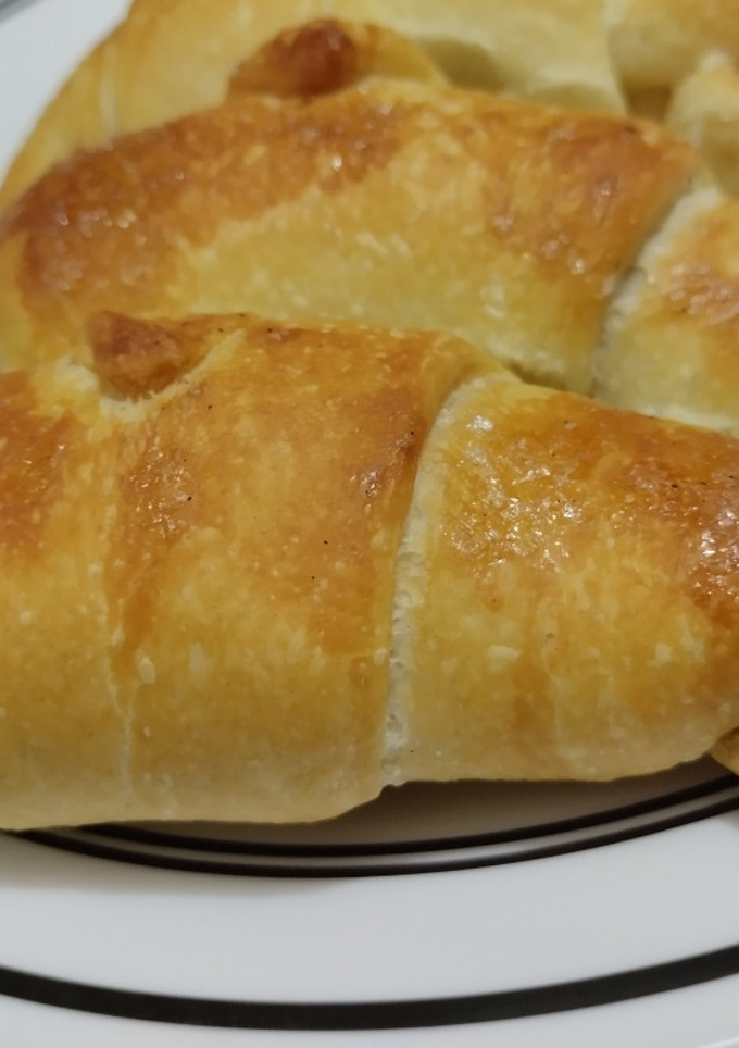 Una foto de Pancitos🥰 de queso🧀 y jalea🍑 de guayaba🥐🧇🍯😜