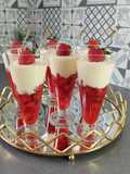 Crème au chocolat blanc sur lit de fraises