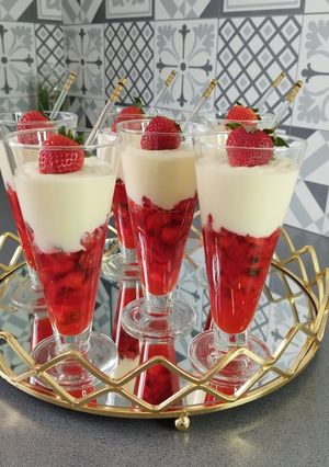 Une photo de Crème au chocolat blanc sur lit de fraises