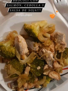 Una foto de Salmón con brócoli, cebollita y salsa de soja