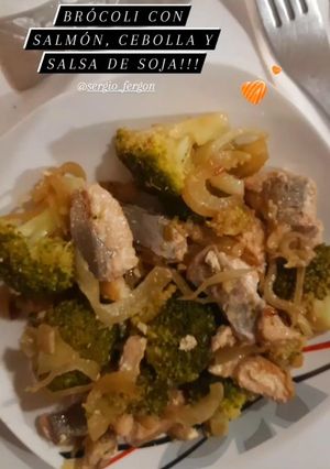Una foto de Salmón con brócoli, cebollita y salsa de soja