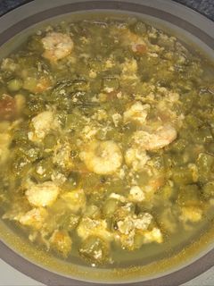 Una foto de Sopa de espárragos y gambas
