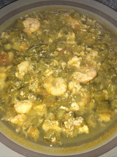 Una foto de Sopa de espárragos y gambas