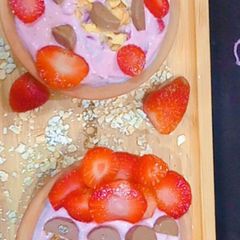 A picture of Strawberry flavoured yogurt.
