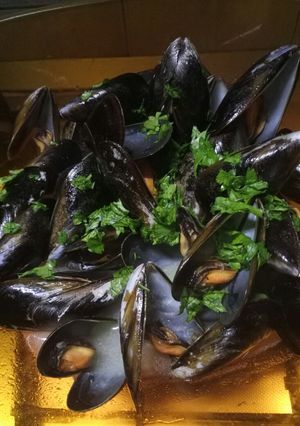 A picture of Mussels in white wine sauce.