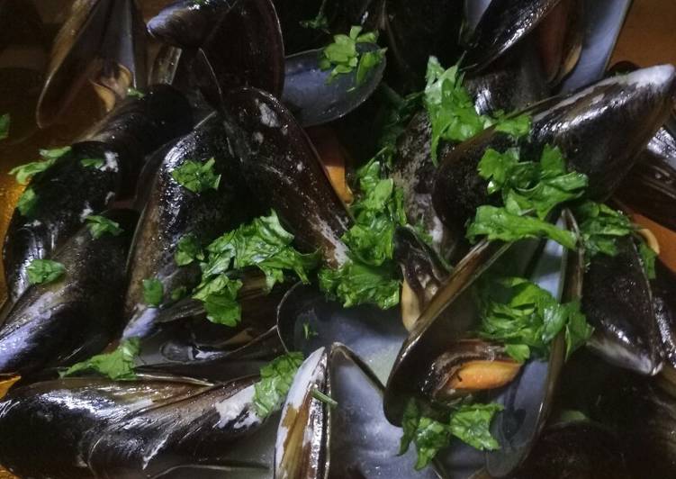 Steps to Prepare Speedy Mussels in white wine sauce
