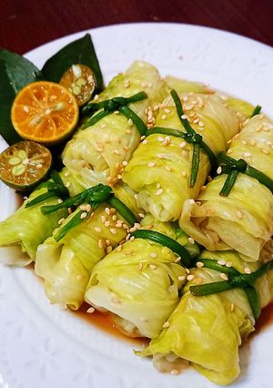 高麗菜捲佐金桔梅子汁 的食譜成品照片