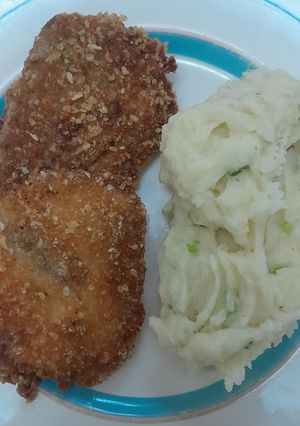 Una foto de Milanesas de suprema de pollo con puré de papas cremoso♥️🍽