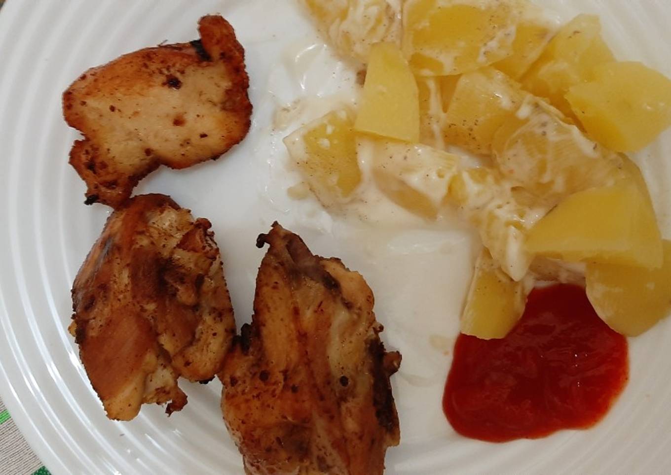 Ricecooker ayam goreng salad kentang minimalis