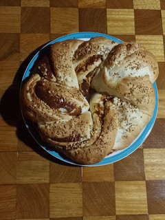 Una foto de Rosca de reyes/Pascua trenzada de dulce de leche