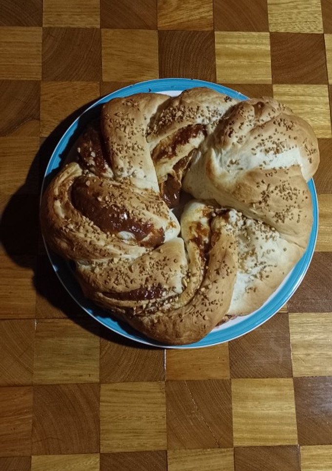 Una foto de Rosca de reyes/Pascua trenzada de dulce de leche