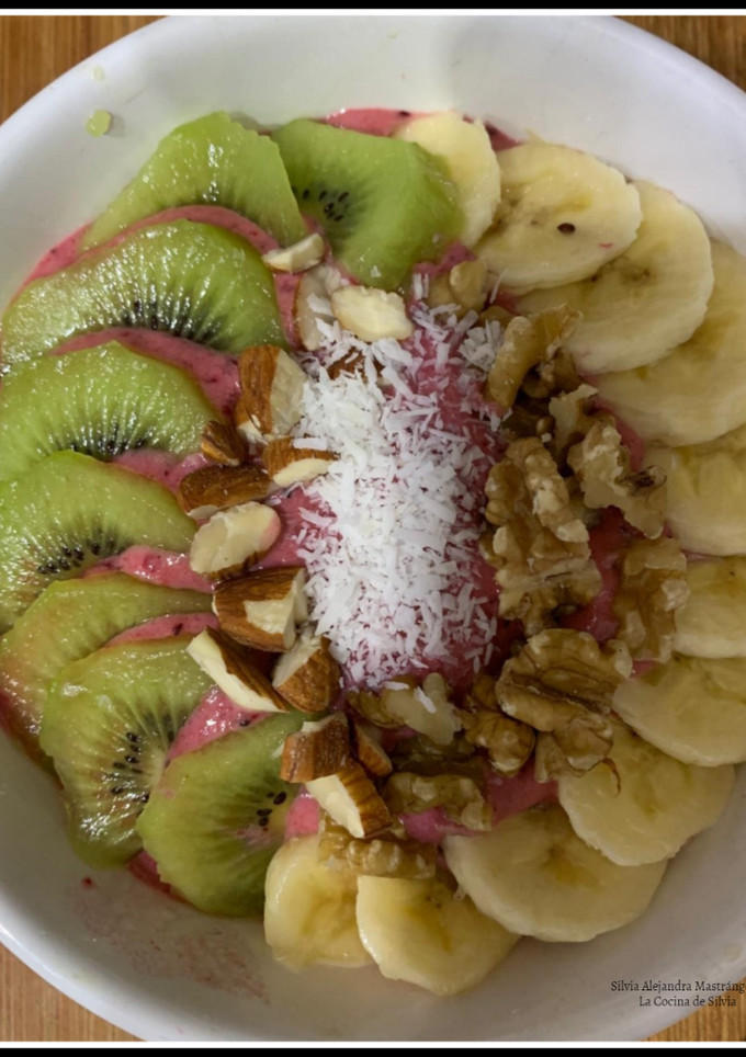 Una foto de Smoothie de frutos rojos, kiwi y banana
