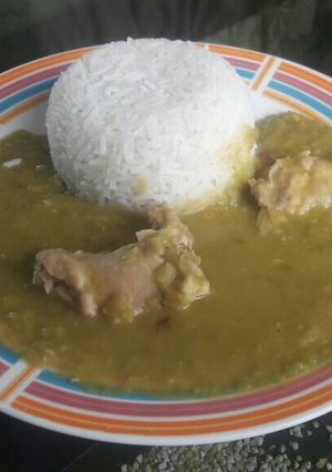 Una foto de Alverjita con gallina