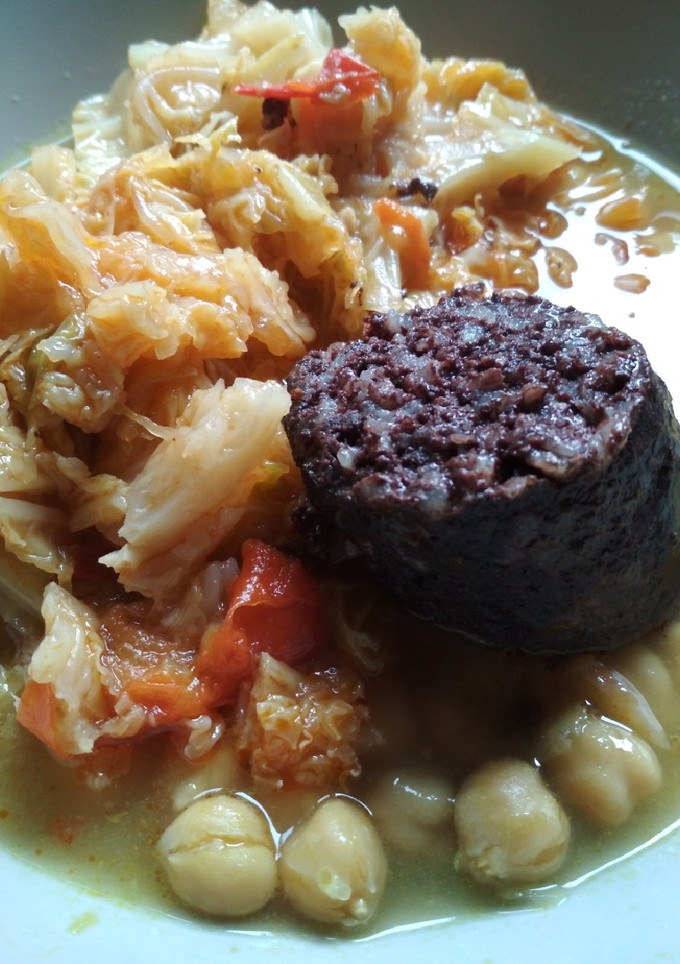 Una foto de Cocido de col, garbanzos y morcilla
