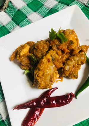 A picture of Spicy red chili chicken karahi.
