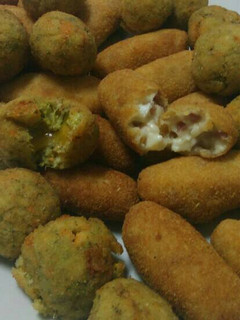Una foto de Croquetas de jamón y huevo cocido y bolitas de brócoli rellenas de queso