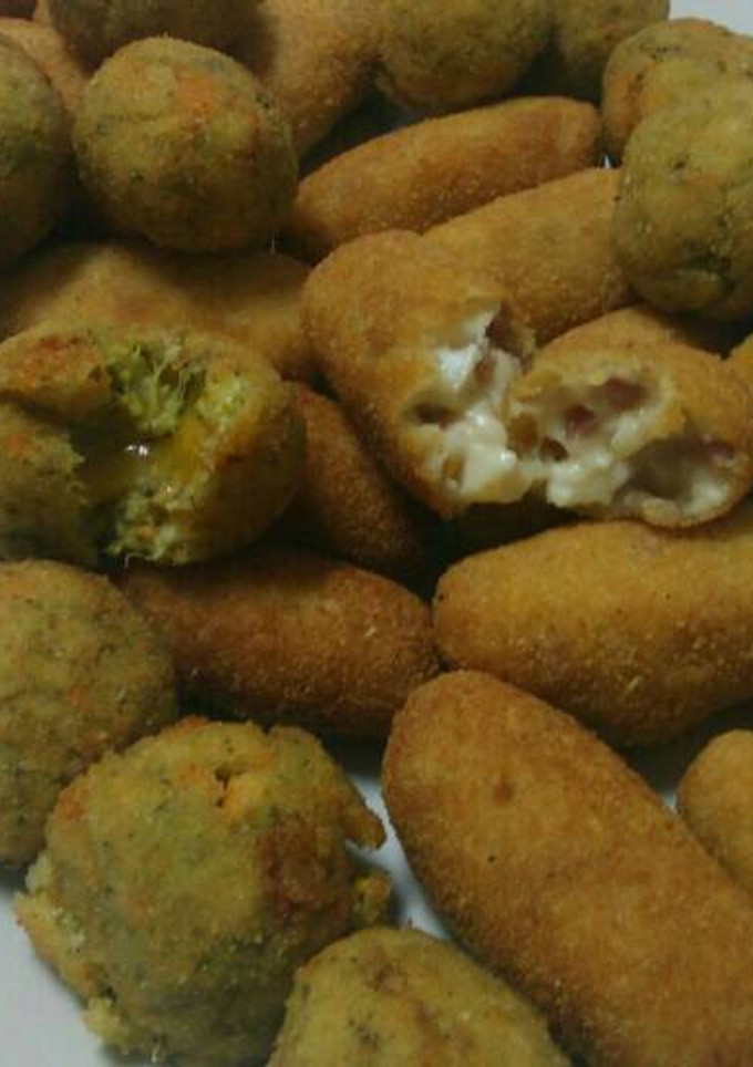 Una foto de Croquetas de jamón y huevo cocido y bolitas de brócoli rellenas de queso