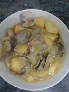 Una foto de Almejas con patatas 