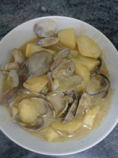 Una foto de Almejas con patatas