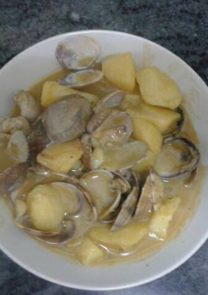 Una foto de Almejas con patatas 