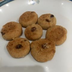 A picture of Diet biscuits with brown sugar and raisens 🫓 🫓.