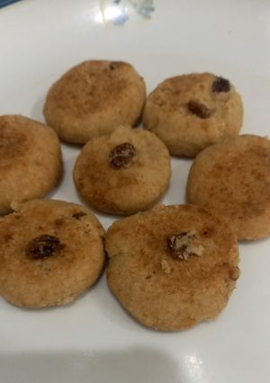 A picture of Diet biscuits with brown sugar and raisens 🫓 🫓.