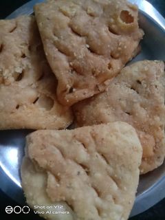 ફરસી પૂરી (Farsi Poori Recipe In Gujarati) રેસીપી મુખ્ય ફોટો