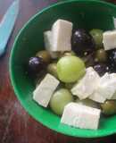 Ensalada de queso, uvas y aceitunas