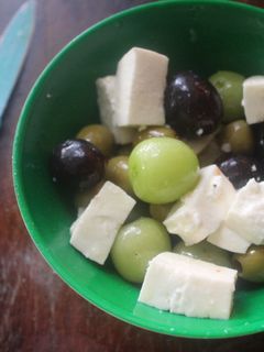 Una foto de Ensalada de queso, uvas y aceitunas