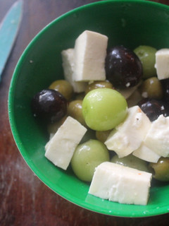 Una foto de Ensalada de queso, uvas y aceitunas