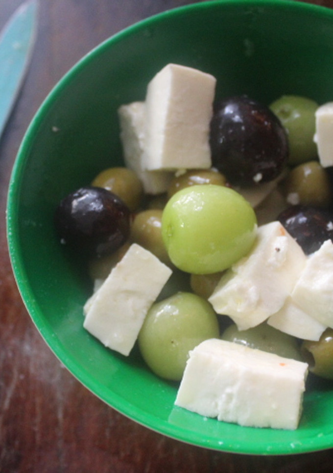 Una foto de Ensalada de queso, uvas y aceitunas