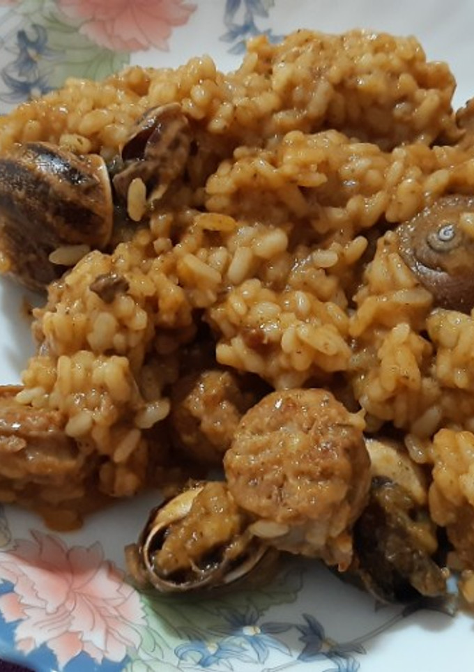 Una foto de Arroz con butifarra y caracoles (aprovechamiento)