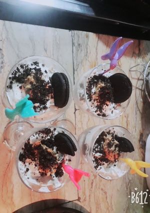 A picture of Oreo cups.