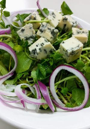 Una foto de Ensalada de Berro y Queso Azul
