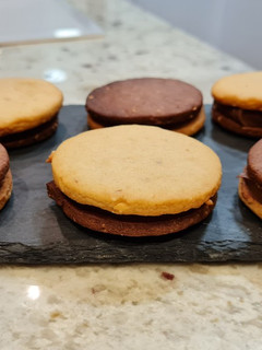 Una foto de Galletas de avellana y chocolate rellenas de Nutella