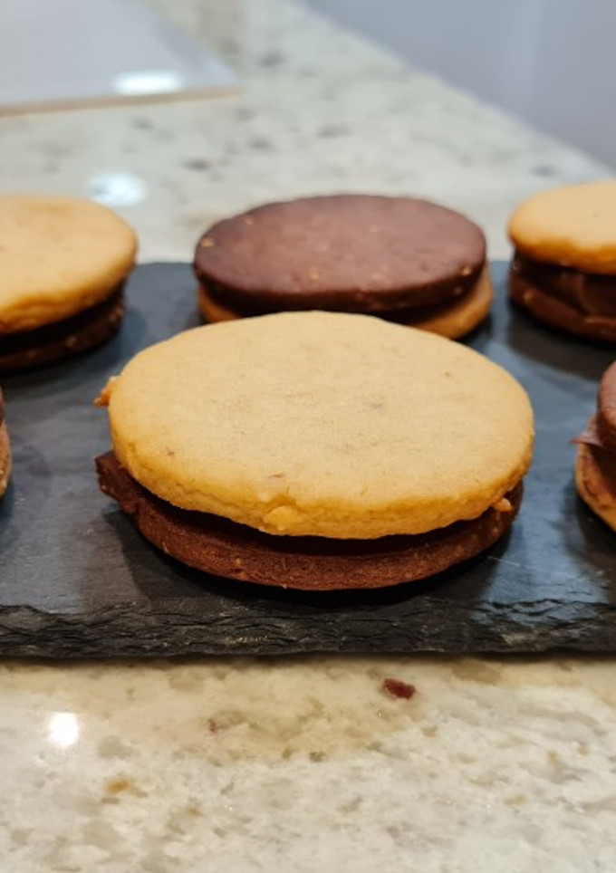 Una foto de Galletas de avellana y chocolate rellenas de Nutella