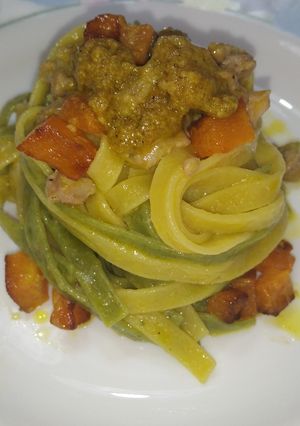Foto di Tagliatelle paglia e fieno