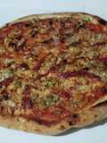 Pizza casera (mitad marinera, mitad jamón y champiñones)