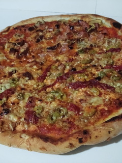 Una foto de Pizza casera (mitad marinera, mitad jamón y champiñones)