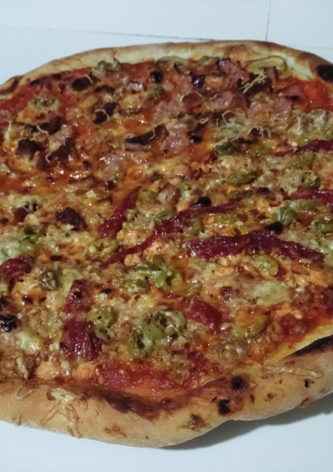 Una foto de Pizza casera (mitad marinera, mitad jamón y champiñones)