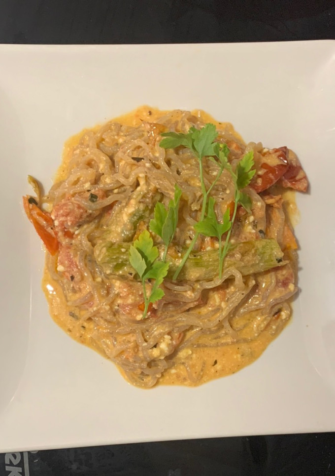 Una foto de Pasta con feta, tomates cherry y espárragos verdes al horno