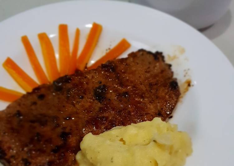 Sirloin with blackpepper sauce and mashed potato