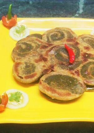 सर्पिल पालक और फूलगोभी भरवां पराठाpalak gobhi ka paratha recipe in hindi) रेसिपी मुख्य फोटो