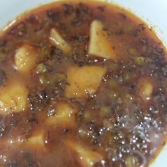 A picture of Aloo mater ka simple salan.