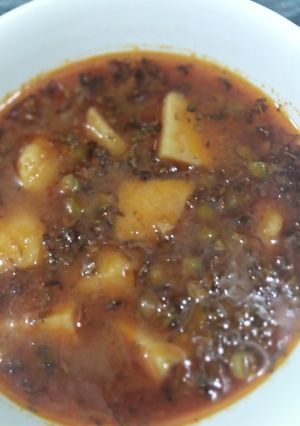 A picture of Aloo mater ka simple salan.