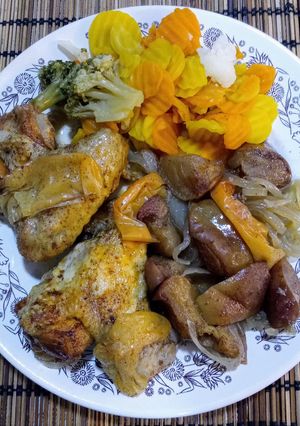 Fűszeres csirkeszárnyak hagyma ágyon fahéjas almával besütve recept fotója
