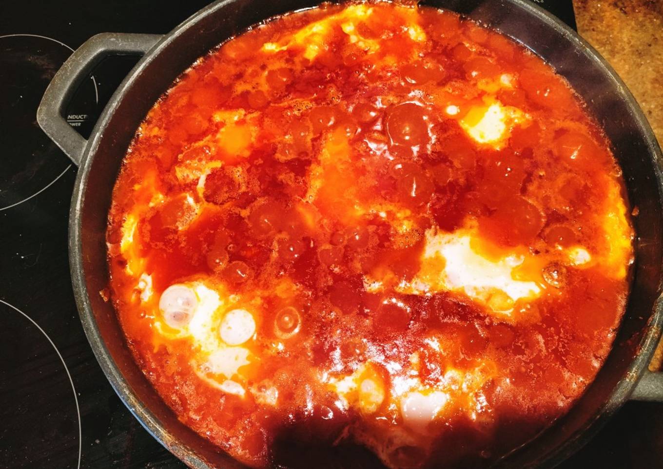 Huevos con atún, fritura y tomate