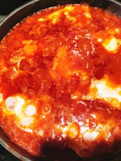 Una foto de Huevos con atún, fritura y tomate